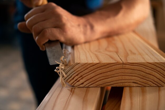 Jak pielęgnować naturalne drewniane meble – poradnik dla miłośników tradycyjnego designu