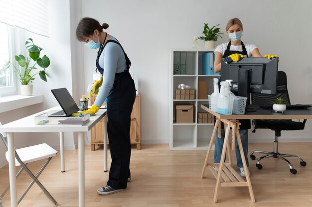 Zalety zlecenia sprzątania mieszkania specjalistycznej firmie