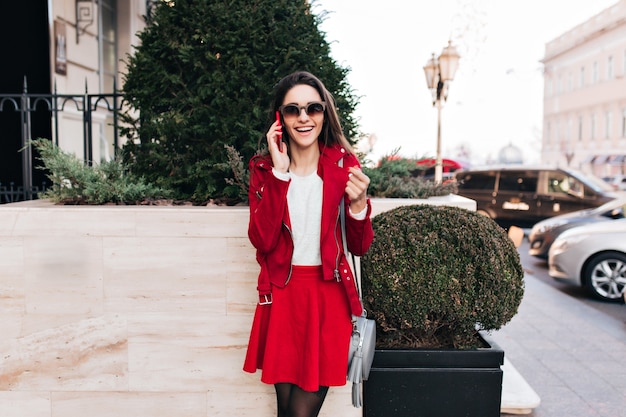 Wybór odpowiednich materiałów do budowy trwałej altany w ogrodzie: praktyczne wskazówki.