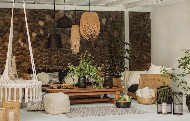 Jak stworzyć przytulną atmosferę w salonie za pomocą naturalnych materiałów?